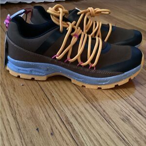NWT Skora Sz 8 Brown and black trail track shoes, suede trim, with treads